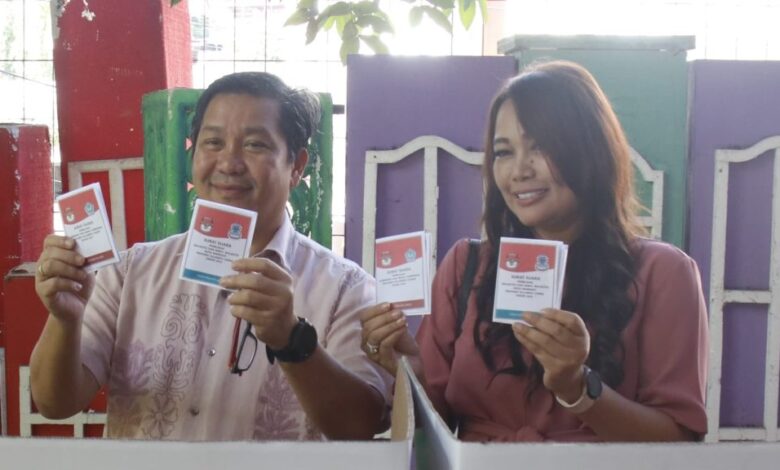 Wagub Steven Kandouw dan Istri Mencoblos di TPS 5 Tanjung Batu Manado Sulut