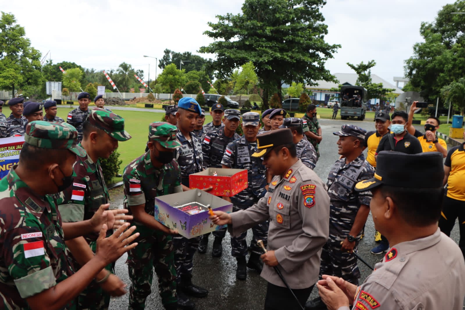 Prajurit TNI 'Serbu' Mapolres Talaud