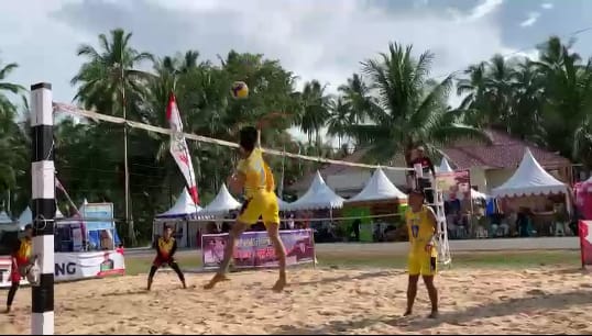 Pasangan Putra Bright Jos Abast Oroh Menang di laga Pembuka Voli Pantai Bolmut