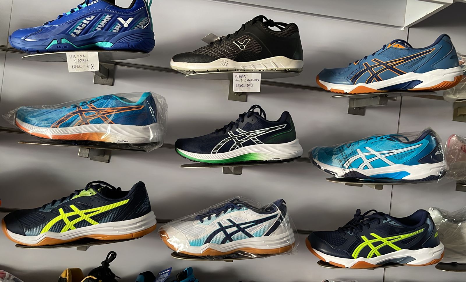 Kunjungi Nyiur Sports, Ada Koleksi Sepatu Asics