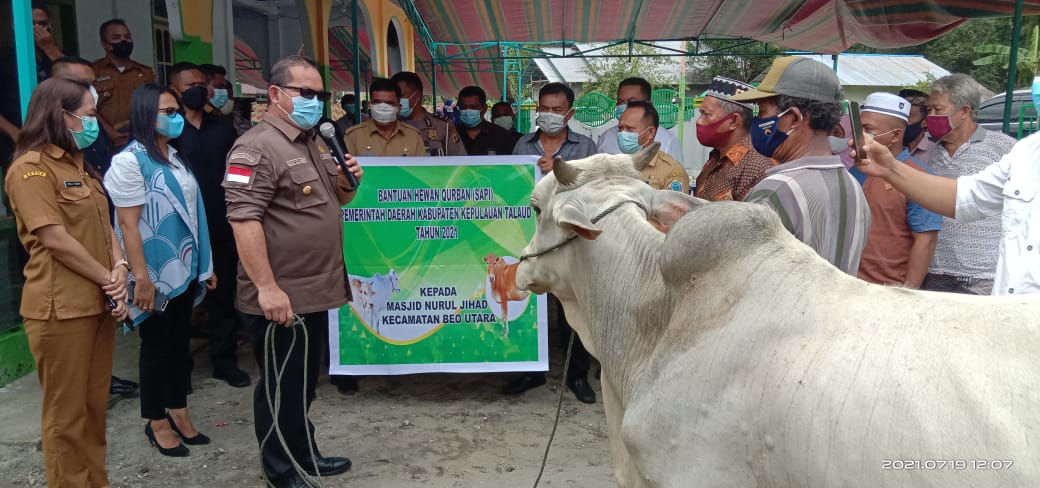E2L-Mantap Serahkan Bantuan Hewan Kurban