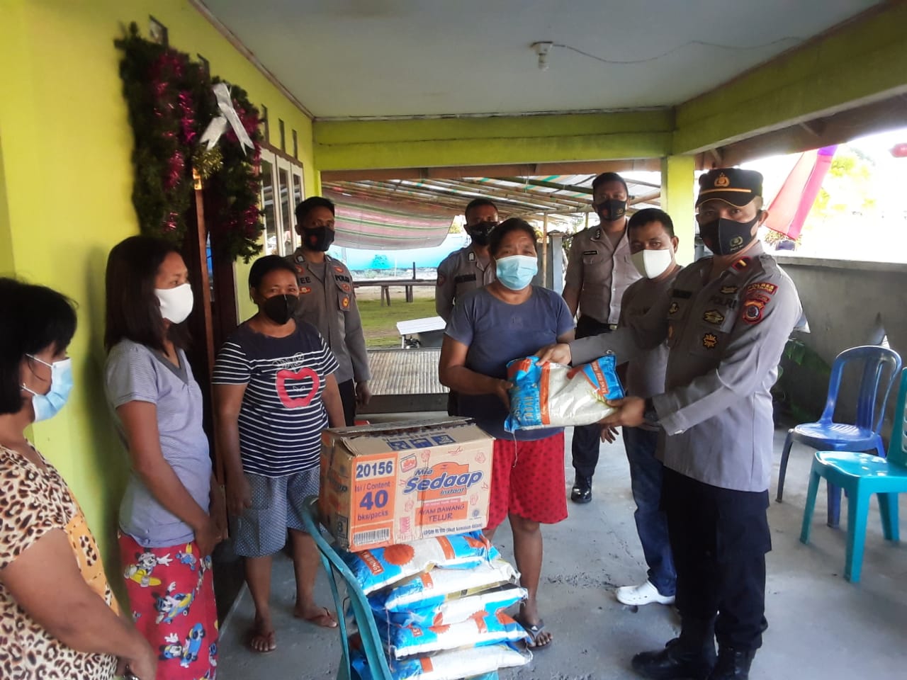 Polsek Gemeh Serahkan Bantuan ke Warga Terdampak Banjir
