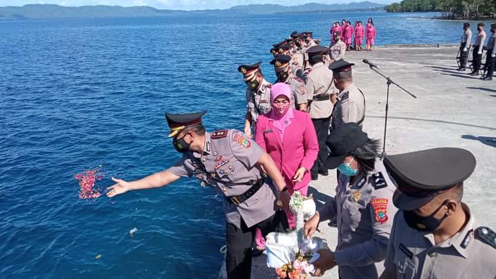 Sambut HUT Bhayangkara ke -76, Kapolres Talaud Pimpin Upacara Tabur Bunga