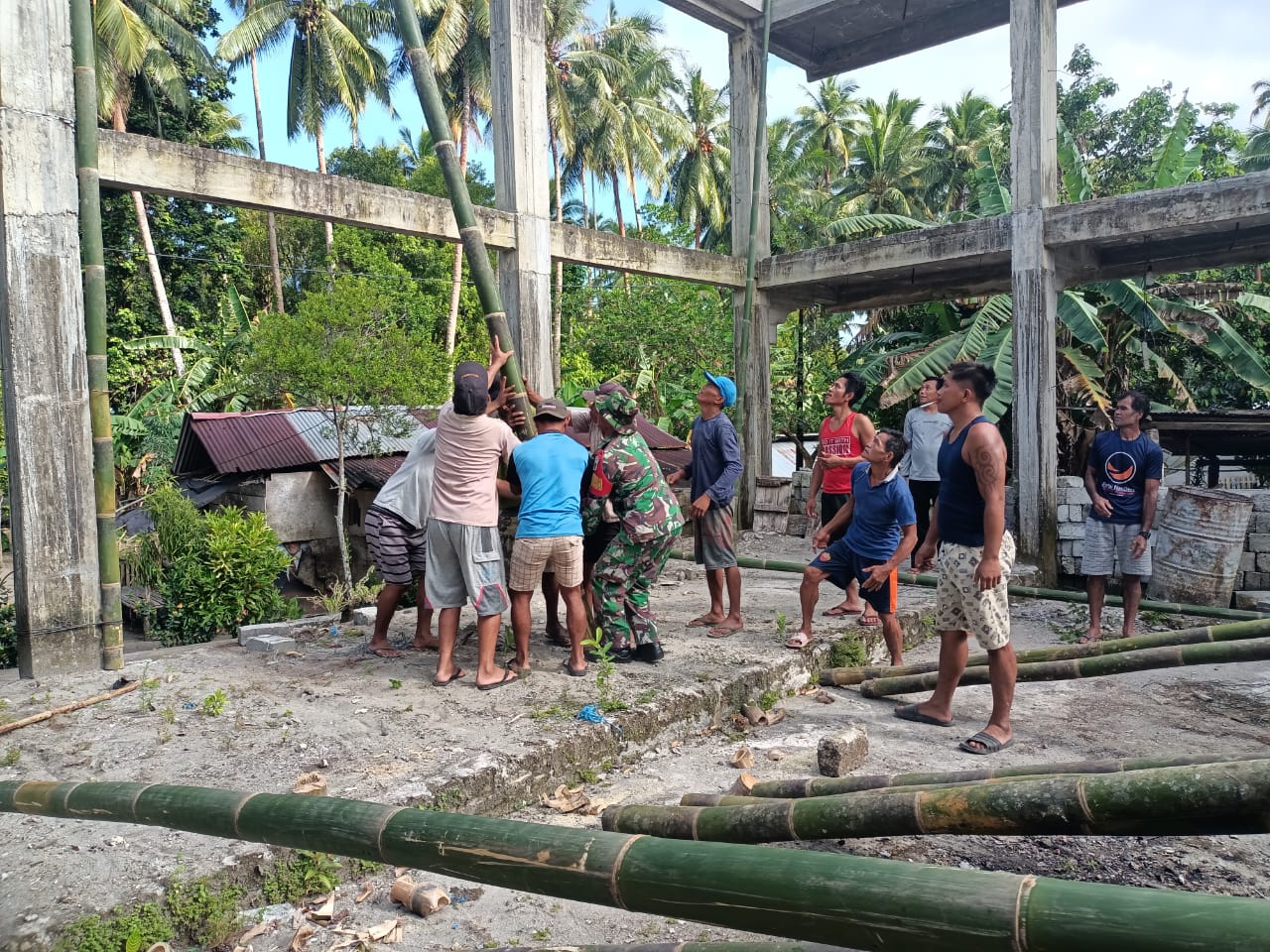 TNI Bersama Warga Gotong-Royong Bangun Gedung GERMITA Betel Rusoh 