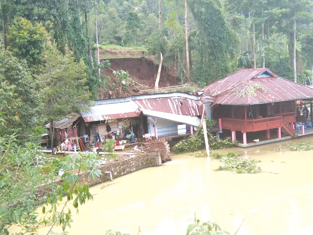 Hujan Sehari, Minahasa Diterjang Longsor