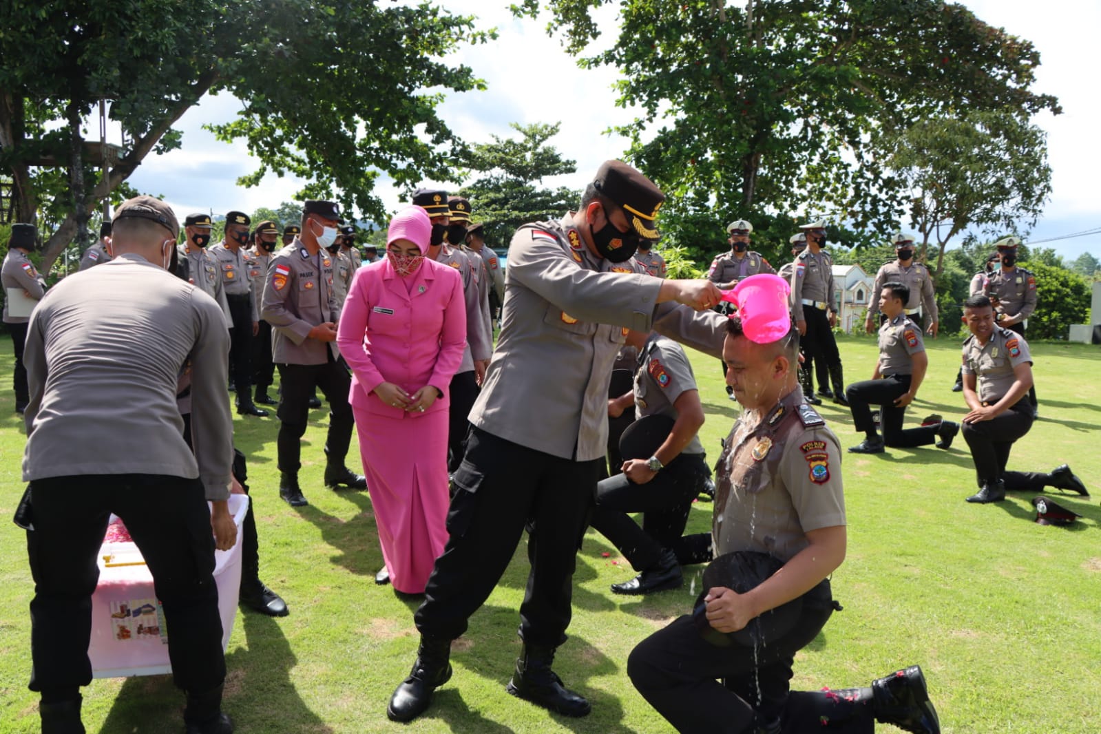 Tradisi Mandi Kembang Warnai Kenaikan Pangkat 35 Personil