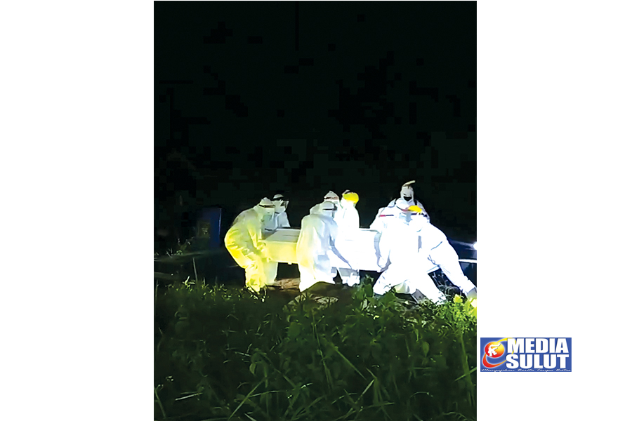 Sekcam, Wartawan, dan Warga Lowian Jadi Relawan Penguburan Pasien Covid di Labar