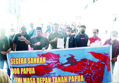 Aspirasikan Polemik Papua, Demonstran 'Goyang' Deprov