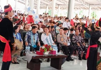 Gubernur Yulius Ibadah Pra-Natal di Minsel, Sampaikan Program Strategis dan Beri Bantuan