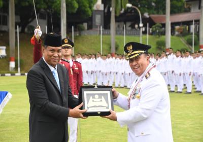Bupati Robby Dondokambey Terima Penghargaan Kartika Pamong Praja Muda dan Alumni Kehormatan dari IPDN