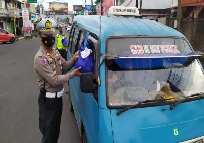 Satlantas Tomohon Beraksi, 50 Paket Bantuan Sembako Disalurkan