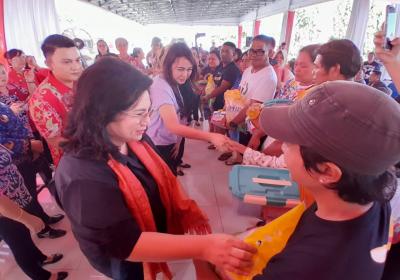 Ketua dan Sekretaris TP PKK Sulut Bawa Bantuan bagi Pengungsi Bencana Gunung Ruang di Bitung