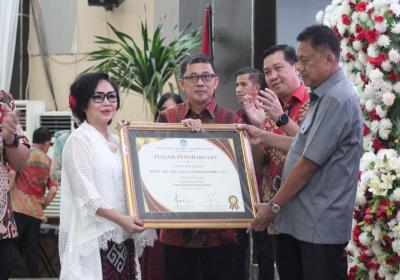 Hardiknas 2024, Gubernur Olly Terima Penghargaan Sebagai Tokoh Mapalus Pendidikan