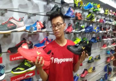 Mau Sepatu Victor Model Terbaru ? Kunjungi Nyiur Sports